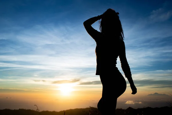 Silhouette Bella Giovane Donna Posa Durante Tramonto Scenico Bali Indonesia — Foto Stock