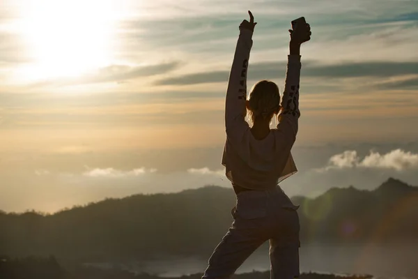 Silhouette Einer Jungen Frau Den Bergen Morgen Bali Indonesien — Stockfoto