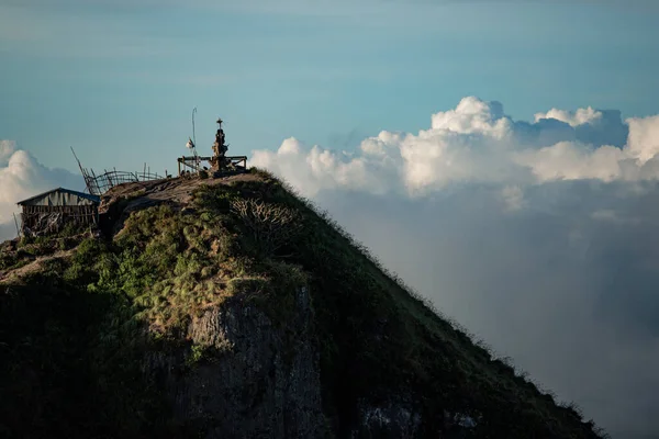 Majestuoso Paisaje Montañoso Con Templo Las Nubes Cima Del Volcán —  Fotos de Stock
