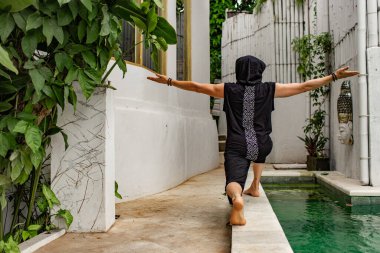 Şaman 'ın havuz kenarında vücut egzersizleri yaptığı arka plan görüntüsü 