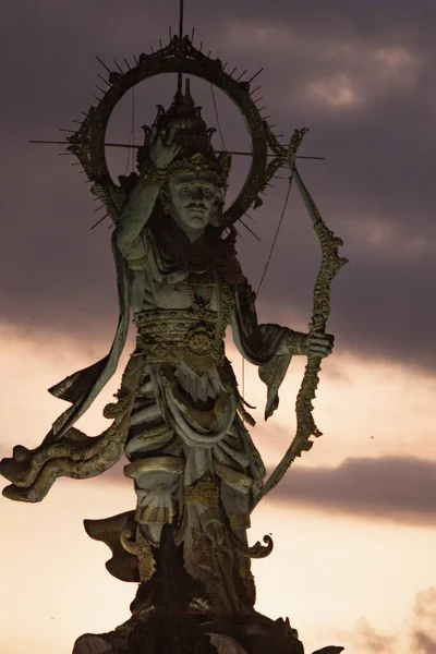 Arjuna Standbeeld Tegen Zonsondergang Lucht Rotonde Ubud Bali Indonesië — Stockfoto