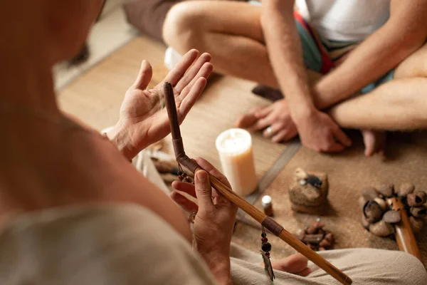 Plan Recadré Personnes Effectuant Rituel Balinais Traditionnel Avec Des Accessoires — Photo