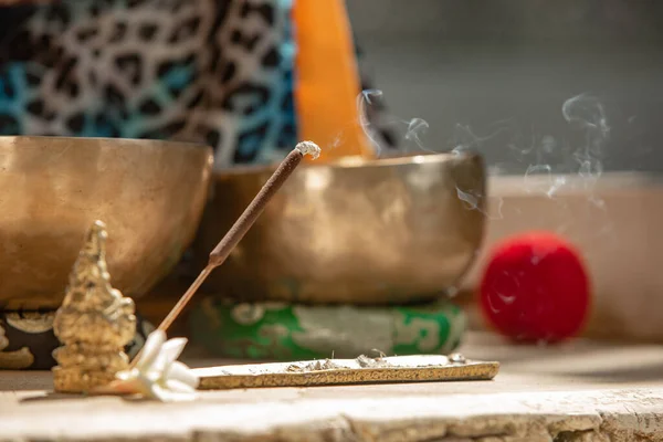 Vue Rapprochée Bâton Parfumé Des Bols Cuivre Pendant Pratique Chamanique — Photo