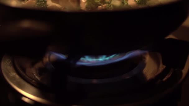 Vista Ravvicinata Persona Che Cucina Deliziosa Salsa Con Broccoli Padella — Video Stock