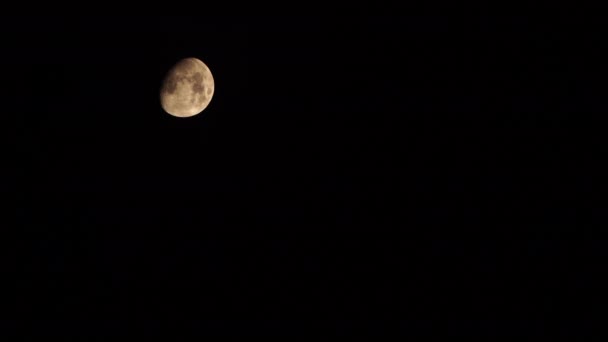 incroyable pleine lune dans le ciel nocturne sombre