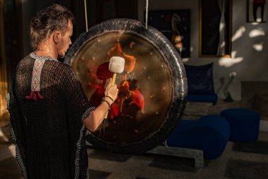 Erkek şaman geleneksel davul çalma ritüelini gerçekleştiriyor.