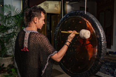 Erkek şaman geleneksel davul çalma ritüelini gerçekleştiriyor