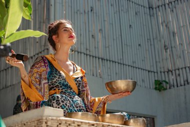 Asyalı hamile bir kadının geleneksel şaman provası yaparken düşük açılı görüntüsü