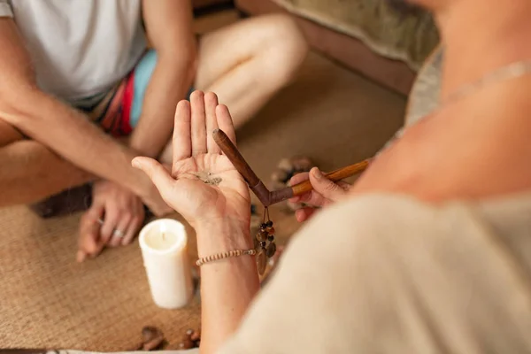 Plan Recadré Personnes Effectuant Rituel Balinais Traditionnel Avec Des Accessoires — Photo