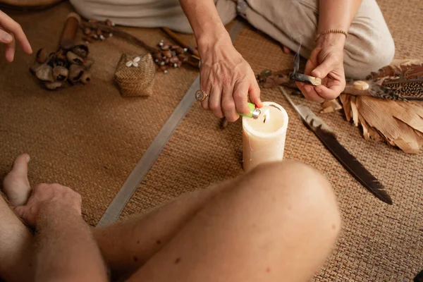 Plan Recadré Hommes Effectuant Rituel Balinais Traditionnel Avec Des Accessoires — Photo