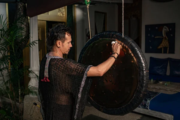 Xamã Realizando Ritual Bater Tambor Tradicional — Fotografia de Stock