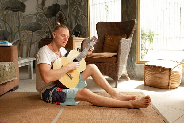 Retrato Jovem Bonito Tocando Guitarra Bali Indonésia — Fotografia de Stock