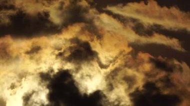 Güzel bulutlar görkemli günbatımı gökyüzünde