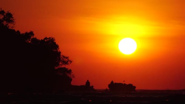 Coucher Soleil Incroyable Silhouettes Personnes Majestueuse Côte Mer Bali Indonésie — Video