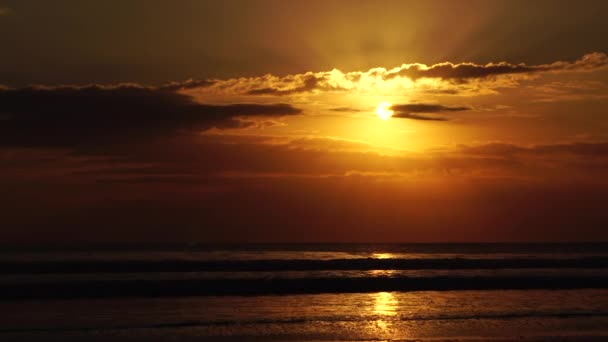 Matahari Terbenam Yang Menakjubkan Dan Pemandangan Laut Megah Bali Indonesia — Stok Video