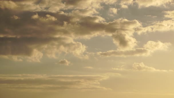 雄大な夕日の空に浮かぶ美しい雲 — ストック動画