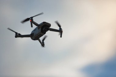 Endonezya, Bali 'de uçan İHA' nın düşük açılı görüntüsü.