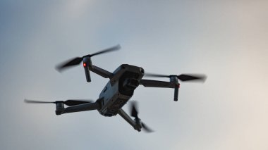 Endonezya, Bali 'de uçan İHA' nın düşük açılı görüntüsü.