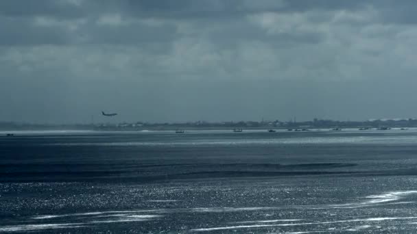 Avión Pasajeros Aterrizando Aeropuerto Hermoso Paisaje Marino Día Nublado — Vídeo de stock