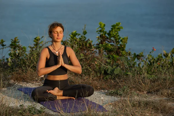 Jeune Femme Méditant Position Lotus Sur Côte Mer — Photo