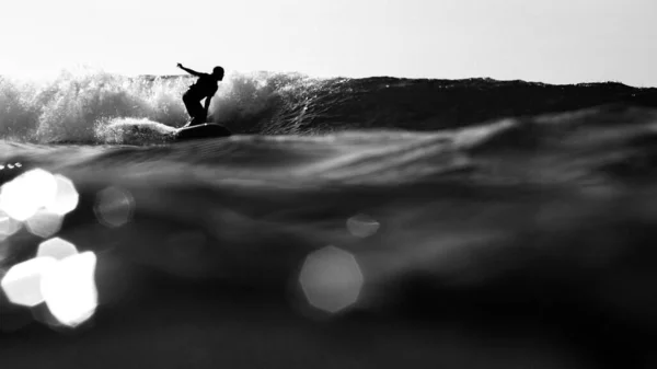 Silhouet Van Surfer Aan Boord Zee Golven Zwart Wit Beeld — Stockfoto