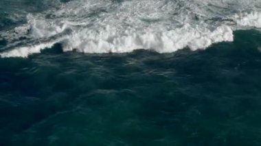 Okyanustaki beyaz büyük dalgaların inanılmaz manzarası