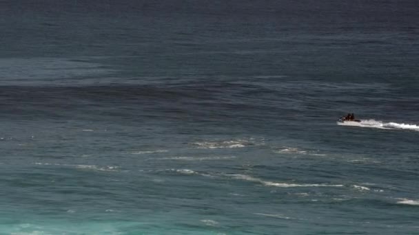 在海面上滑行的喷气式滑雪板上的人的高角视图 — 图库视频影像