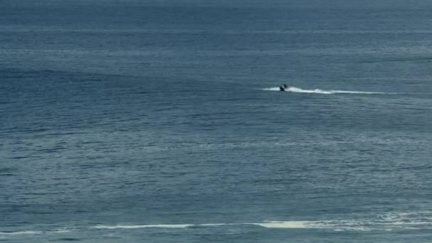 在海面上滑行的喷气式滑雪板上的人的高角视图 — 图库视频影像
