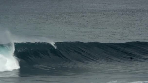 Vista Ángulo Alto Surf Tabla Montar Ola Grande Océano — Vídeos de Stock