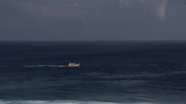 Hög Vinkel Syn Båten Seglar Vågor Havet — Stockvideo