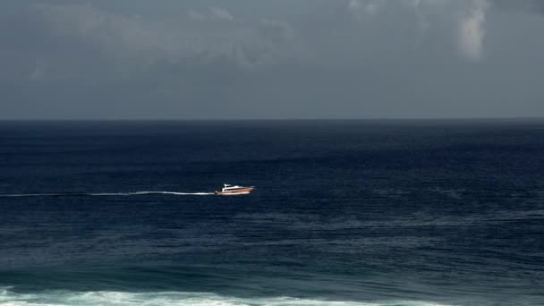 Vue Grand Angle Bateau Naviguant Sur Les Vagues Dans Océan — Video