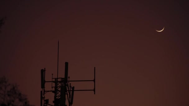 暗い日の出の空に対するタワー5Gの低角度ビュー — ストック動画
