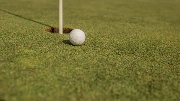 Primer Plano Del Hoyo Golf Con Asta Bandera Pelota Césped —  Fotos de Stock