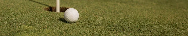 Gros Plan Trou Golf Avec Mât Drapeau Balle Sur Pelouse — Photo
