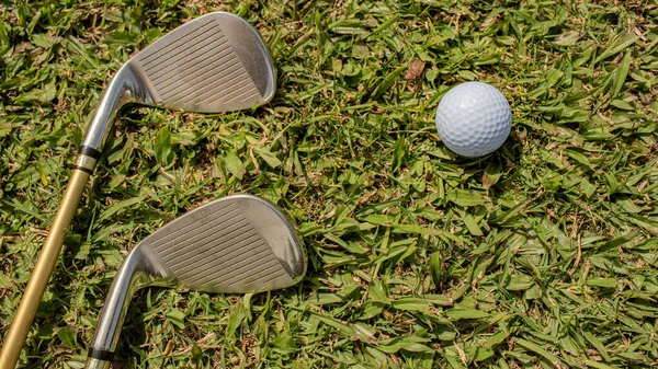 Vue Rapprochée Des Clubs Golf Balle Sur Pelouse Verte Vue — Photo