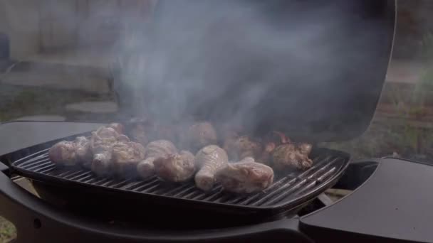人在户外烤架上烹调美味肉的剪影 — 图库视频影像