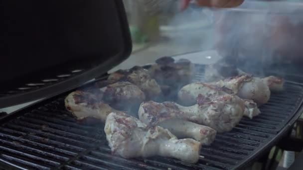 Plan Recadré Homme Cuisson Viande Délicieuse Sur Gril Extérieur — Video