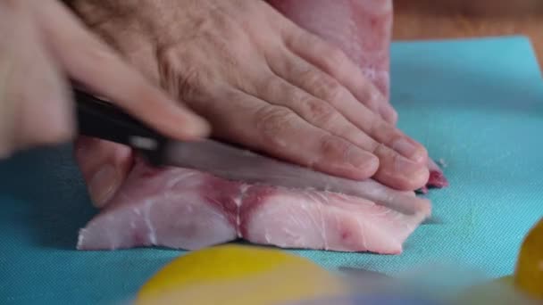 Közelkép Részleges Kilátás Személy Szeletelő Marlin Steak Késsel — Stock videók