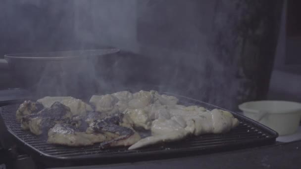 Przycięty Strzał Człowieka Gotowanie Pyszne Mięso Grillu Zewnątrz — Wideo stockowe