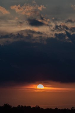 İnanılmaz doğal manzara, renkli gündoğumu gökyüzü.