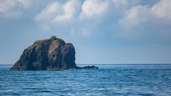 Olas Del Océano Salpicando Acantilados Bali Indonesia — Foto de Stock