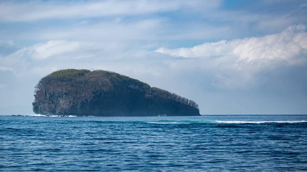 Ondas Oceano Salpicando Falésias Bali Indonésia — Fotografia de Stock