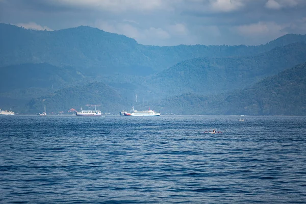 Barcos Flotando Agua Con Increíbles Vistas Montaña — Foto de Stock