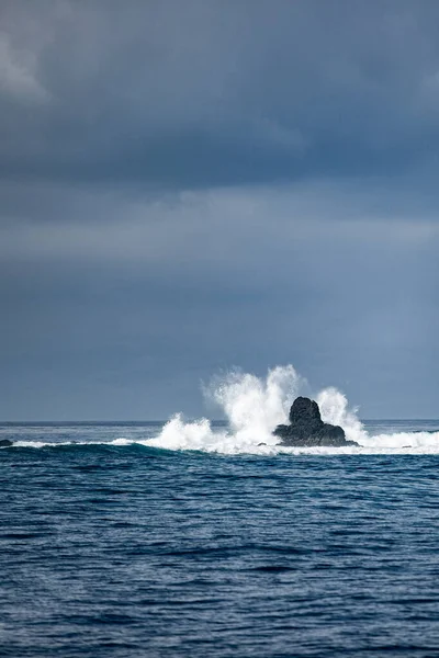 Óceán Hullámok Fröccsenő Sziklák Bali Indonézia — Stock Fotó