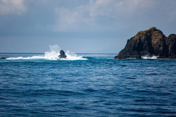 Ondas Oceano Salpicando Falésias Bali Indonésia — Fotografia de Stock