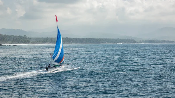 Piccola Barca Vela Galleggiante Sull Acqua Con Splendida Vista Sulle — Foto Stock