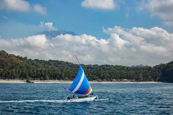 Pequeño Velero Flotando Agua Con Una Increíble Vista Montaña — Foto de Stock