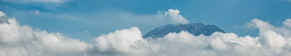 Prachtige Schilderachtige Bergen Bedekt Met Wolken Overdag — Stockfoto