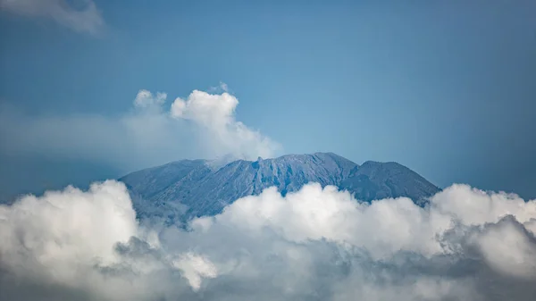 Prachtige Schilderachtige Bergen Bedekt Met Wolken Overdag — Stockfoto