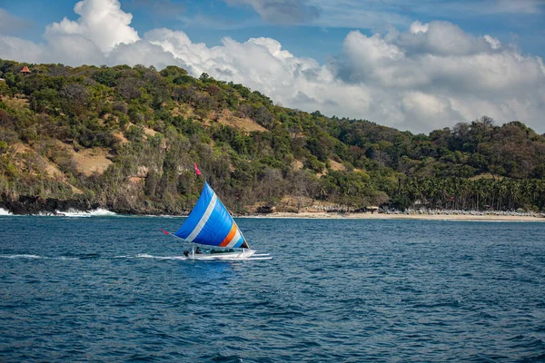 Pequeño Velero Flotando Agua Con Una Increíble Vista Montaña — Foto de Stock